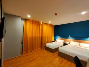 Postel nebo postele na pokoji v ubytování Uptown Hotel