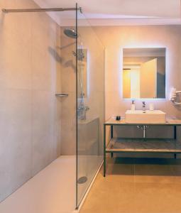 Ванная комната в Alonaki Resort