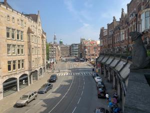 eine Stadtstraße mit auf der Straße geparkt in der Unterkunft Hotel La Belle Vue in Amsterdam