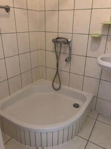 een badkamer met een bad en een douche bij Ryś Słoneczna Góra in Karpacz