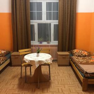 een kamer met een tafel, een bed en een raam bij Ryś Słoneczna Góra in Karpacz