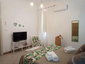 een woonkamer met een bed en een televisie bij Casa Vacanze Ni Nuccia in Trapani