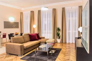 uma sala de estar com um sofá e uma mesa em Residence Karolina em Praga