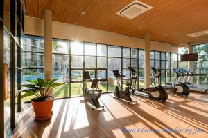 un gimnasio con cintas de correr y máquinas elípticas en Rain Cha-am Huahin, en Cha Am