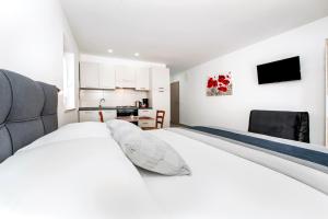 En eller flere senge i et værelse på Studio Istra