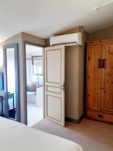 Ліжко або ліжка в номері Hôtel La Villa Tosca
