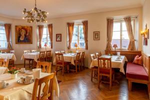 Posezení v ubytování Hotel Gasthof Alte Post Holzkirchen