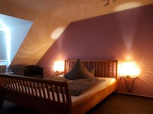 - une chambre avec un lit et deux lumières allumées dans l'établissement Pension Elisabeth, à Cochem
