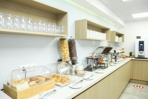 uma cozinha com um balcão com comida em Ellin Hotel em Kallithea Halkidikis