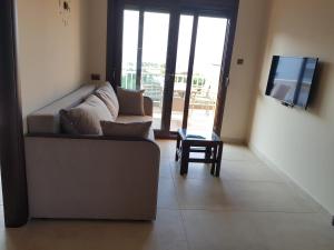 A television and/or entertainment centre at Luxury penthouse with sea view