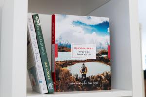 3 Bücher auf einem Regal in der Unterkunft Westwood Apartment in Leeds