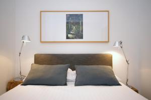 Un pat sau paturi într-o cameră la Vivaldi Penthouse Ayuntamiento