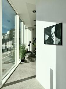 un televisor colgando en un lateral de un edificio en STAY Bryggen en Copenhague
