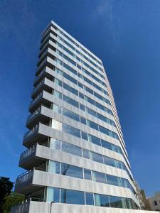 un edificio alto con muchas ventanas en STAY Bryggen en Copenhague