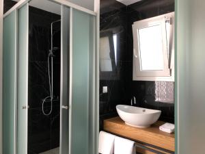 Ένα μπάνιο στο Theros Stylish Suites +15 φωτογραφίες