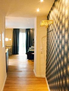 einen Flur mit einem Wohnzimmer und einem Esszimmer in der Unterkunft Ferienwohnung Marianne in Oberwesel