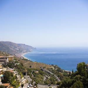 - une vue sur l'océan depuis une colline dans l'établissement Pascià Cappuccini, à Taormine