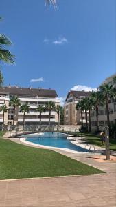 een zwembad voor een gebouw bij Fabulous Apartment with large pool near beach in Denia