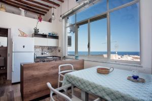cocina con mesa y vistas al océano en Villa Agrumeto, en Lipari