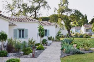 una casa con un jardín delante de ella en Boho Club en Marbella