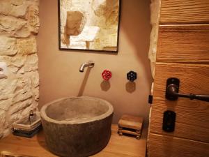 ロコロトンドにあるBorgo Sardedda Suitesのバスルーム(大きな石造りのバスタブ付)