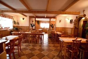 Reštaurácia alebo iné gastronomické zariadenie v ubytovaní Willa Dziubas z jacuzzi & sauną