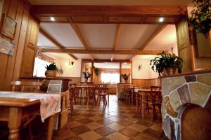 Reštaurácia alebo iné gastronomické zariadenie v ubytovaní Willa Dziubas z jacuzzi & sauną