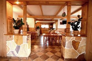 Reštaurácia alebo iné gastronomické zariadenie v ubytovaní Willa Dziubas z jacuzzi & sauną