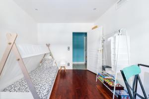 um quarto com um beliche e uma escada em Appartement Charles - Welkeys em Marselha