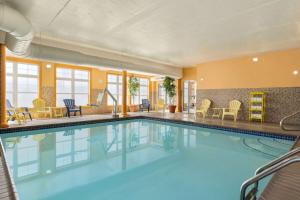 Piscina a Days Inn by Wyndham Airport/Maine Mall o a prop