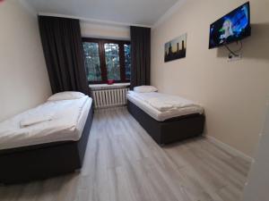 Łóżko lub łóżka w pokoju w obiekcie Warszawska