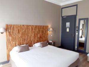 Ліжко або ліжка в номері Hôtel La Villa Tosca