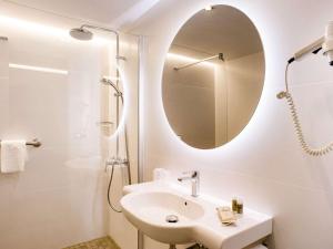 A bathroom at Ibis Styles Figueres Ronda