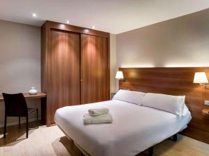 A bed or beds in a room at Ibis Styles Figueres Ronda