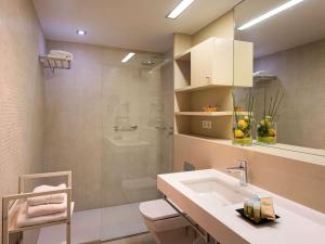 A bathroom at Ibis Styles Figueres Ronda