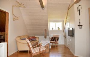 uma sala de estar com um sofá e uma televisão em Nice home in Lammhult with 3 Bedrooms and WiFi em Lammhult