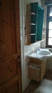 baño con lavabo y puerta de madera en Firmen-Unterkunft Ferienwohnung Enzblick, en Vaihingen an der Enz