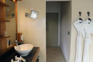 Een badkamer bij Lamantin Beach Resort & SPA