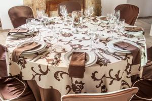 une table avec un tissu de table noir et blanc dans l'établissement Hospedería del Monasterio, à Osuna