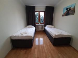 Łóżko lub łóżka w pokoju w obiekcie Warszawska