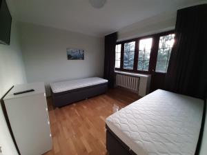 Łóżko lub łóżka w pokoju w obiekcie Warszawska
