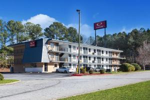 a hotel with a car parked in front of it at Econo Lodge in Lithonia