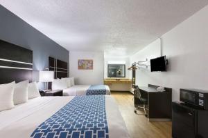 ein Hotelzimmer mit 2 Betten und einem Flachbild-TV in der Unterkunft Econo Lodge in Lithonia