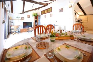 une salle à manger avec une table et de la vaisselle dans l'établissement Apartment Liliane Kvarner view, à Opatija