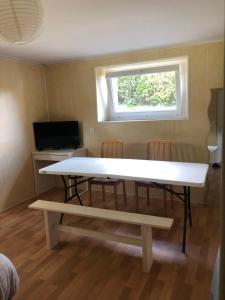 einen großen weißen Tisch in einem Zimmer mit Fenster in der Unterkunft Appartement à deux pas du port de La Roche-Bernard in La Roche-Bernard