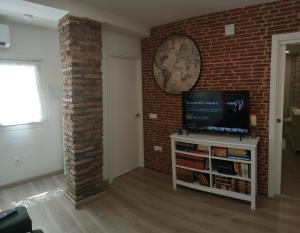 Televízia a/alebo spoločenská miestnosť v ubytovaní Lagunillas Travel Apartment BY NAMASTE ELITE