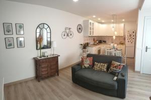 Kuchyňa alebo kuchynka v ubytovaní Lagunillas Travel Apartment BY NAMASTE ELITE