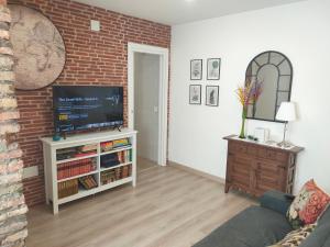 Televízia a/alebo spoločenská miestnosť v ubytovaní Lagunillas Travel Apartment BY NAMASTE ELITE