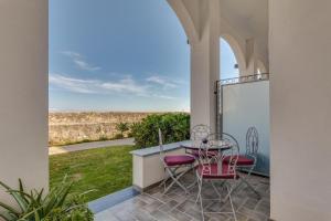 d'une terrasse avec une table et des chaises et une vue. dans l'établissement La Residencia Tarifa, à Tarifa