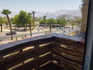 balcón con vistas a una calle de la ciudad en House By The Beach en Eilat